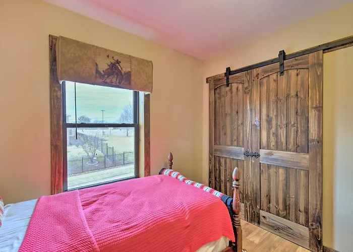 Apartment Worth < 5 Mi To Downtown! *